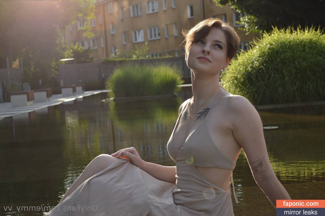 Emmy_vv, emmy.v.v, luna_mul Eksplicitni sadržaj OnlyFans Fotografija #2